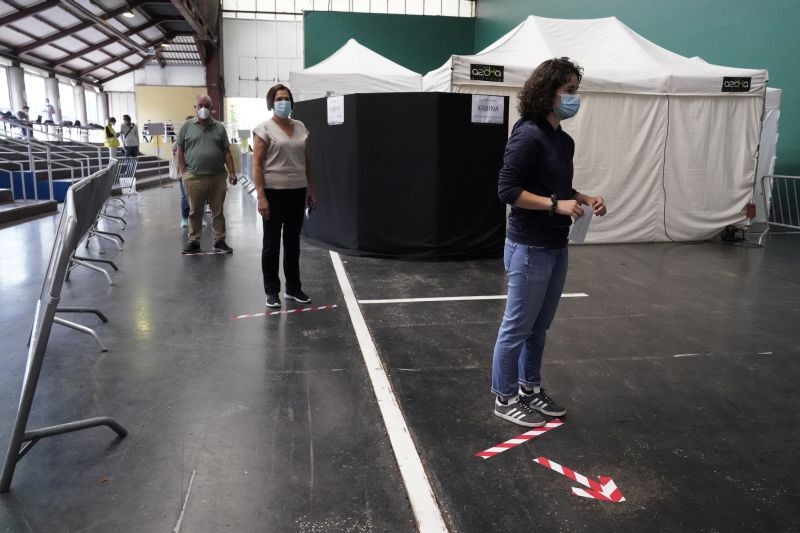 People maintain social distancing before voting during the Basque regional elections, amid the coronavirus disease (COVID-19) outbreak, in Ordizia, Spain on July 12. (REUTERS Photo)