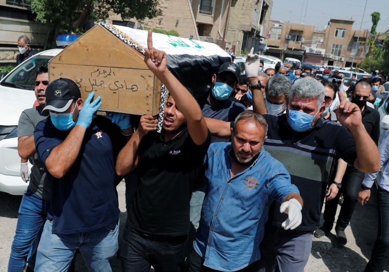Mourners carry the coffin of former government advisor and political analyst Hisham al-Hashemi, who was killed by gunmen, during the funeral in Baghdad, Iraq on July 7. (REUTERS Photo)
