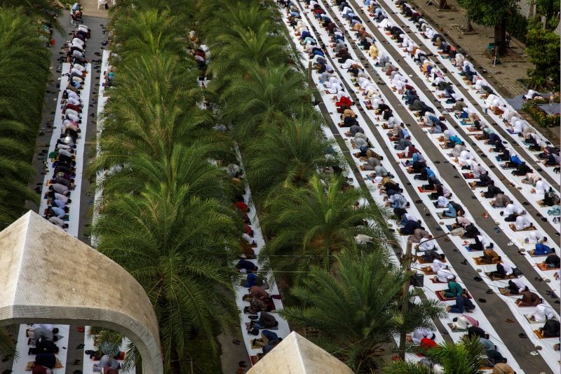 Thai Muslims offer Eid al-Adha prayers at the Thai Islamic Center amid the spread of the coronavirus disease (COVID-19) in Bangkok, Thailand on July 31, 2020. (REUTERS Photo)