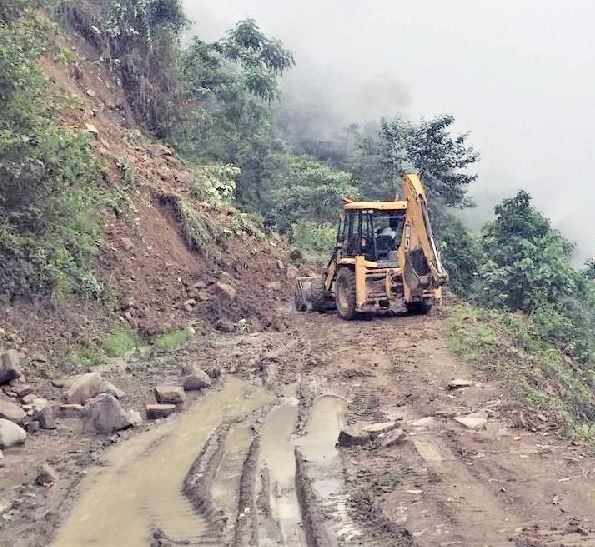 Tuensang Battalion of Assam Rifles under the aegis of HQ IGAR (N) assisted civil administration in clearing off blockade along Chenloiso and Longkhao link road on June 20. Heavy and incessant rainfall had caused landslide in numerous stretches between Chenloiso and Longkhao village road link of Mon District. The road being the only lifeline used by residents from two villages required to be cleared urgently to enable move of essential supplies to the villages.  (Photo Courtesy: PRO HQ IGAR-N)