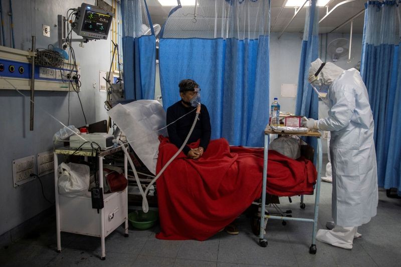 A medical worker wearing personal protective equipment (PPE) tends to a patient suffering from the coronavirus disease (COVID-19), in the Intensive Care Unit (ICU) at Lok Nayak Jai Prakash (LNJP) hospital, in New Delhi on July 17. (REUTERS Photo)