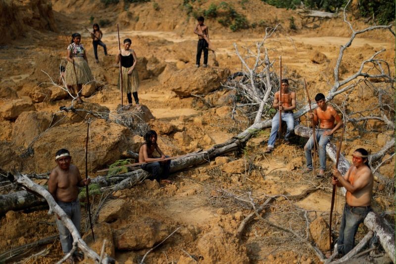 Indigenous people from the Mura tribe show a deforested area in unmarked indigenous lands inside the Amazon rainforest near Humaita, Amazonas State, Brazil on August 20, 2019. (REUTERS File Photo)