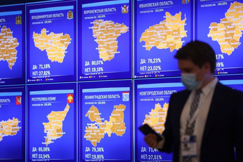 Preliminary results of a nationwide vote on constitutional reforms in Russia's regions are displayed on a screen during a news conference at the Central Election Commission headquarters in Moscow, Russia on July 2. (REUTERS Photo)