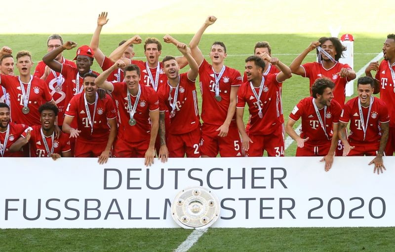 FILE PHOTO: Soccer Football - Bundesliga - VfL Wolfsburg v Bayern Munich - Volkswagen Arena, Wolfsburg, Germany - June 27, 2020 Bayern Munich celebrate with the trophy after winning the Bundesliga, following the resumption of play behind closed doors after the outbreak of the coronavirus disease (COVID-19) REUTERS / Kai Pfaffenbach /