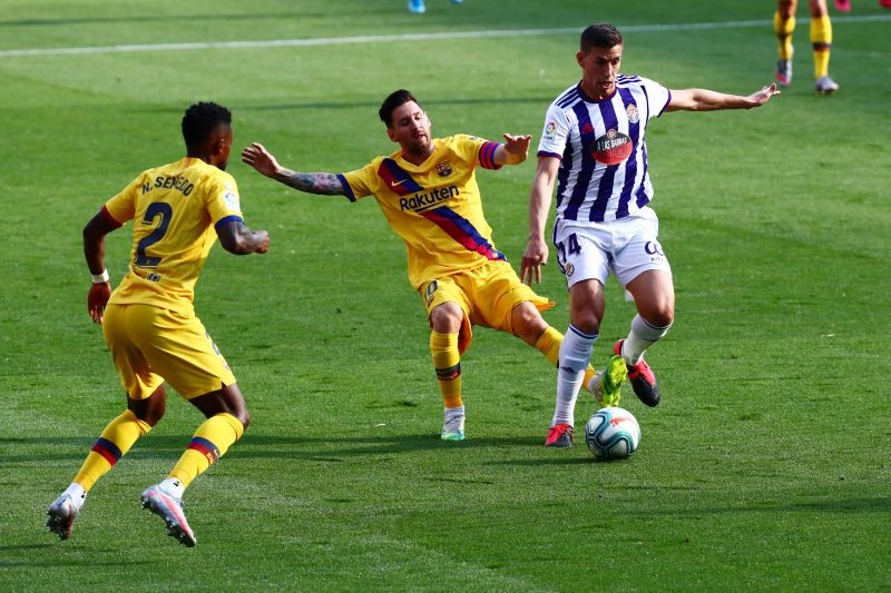 Barcelona's Lionel Messi in action with Real Valladolid's Ruben Alcaraz, as play resumes behind closed doors following the outbreak of the coronavirus disease (COVID-19) REUTERS/Sergio Perez
