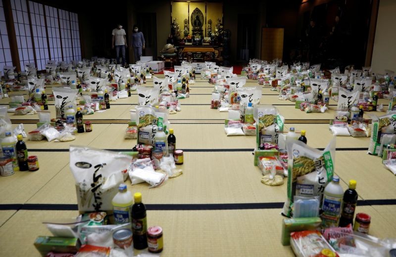 Vietnamese volunteers prepare packages of  food and protective masks for Vietnamese people in need and living in Japan, amid the coronavirus disease (COVID-19) outbreak, at Nisshinkutsu temple  in Tokyo on May 2, 2020. (REUTERS File Photo)