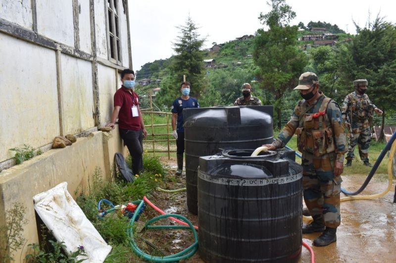 Jalukie Battalion of Assam Rifles under the aegis of HQ IGAR (North) assisted the Civil Administration by providing clean potable water to a quarantine facility at Government Higher Secondary School, Peren on July 24. The Battalion also distributed hand sanitizers and masks to children residing in Christian Servanthood Orphanage Home, Peren. Medical examination was also carried out and children encouraged to continue adhering with the safety guidelines and to avoid unnecessary exposure. (Photo Courtesy: HQ IGAR-N)