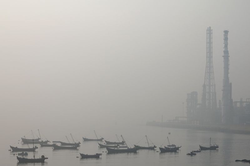 Boats are seen at the Dalian Bay shrouded in haze on a polluted day in Liaoning province, China on October 22, 2019. (REUTERS File Photo)