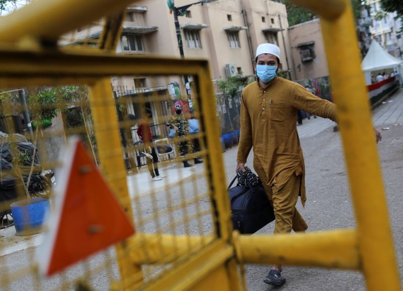 A man wearing a protective mask walks to board a bus that will take him to a quarantine facility, amid concerns about the spread of coronavirus disease (COVID-19), in Nizamuddin area of New Delhi on March 30, 2020. (REUTERS File Photo)