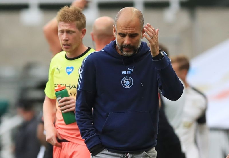 Manchester City manager Pep Guardiola with his players during the drinks brake, as play resumes behind closed doors following the outbreak of the coronavirus disease (COVID-19) Owen Humphreys/Pool via REUTERS