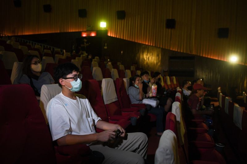 Movie fan gather to bid farewell to the last stand-alone movie theatre "La Scala" amid the spread of the coronavirus disease (COVID-19) in Bangkok, Thailand on July 4, 2020. (REUTERS File Photo)