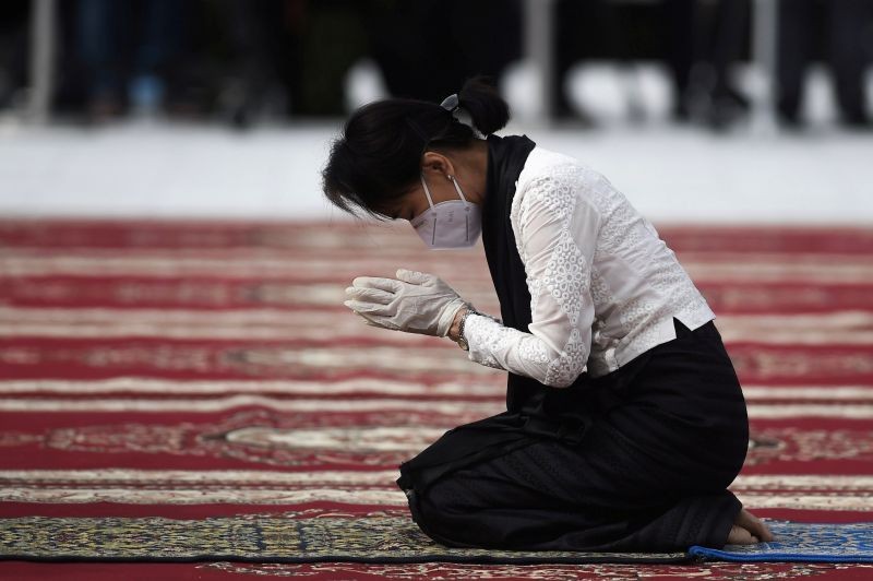 Myanmar State Counsellor and Foreign Minister Aung San Suu Kyi pays her respects to her late father during a ceremony to mark the 73rd anniversary of Martyrs' Day in Yangon on July 19, 2020. (REUTERS Photo)