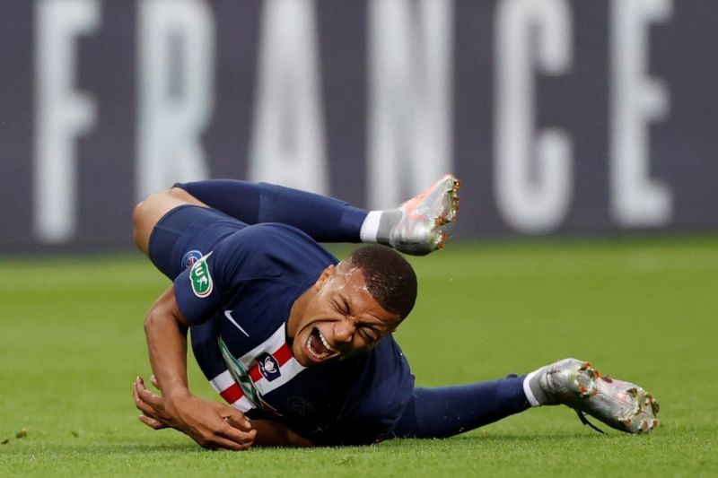 Paris St Germain's Kylian Mbappe reacts after sustaining an injury, following the outbreak of the coronavirus disease (COVID-19) REUTERS/Christian Hartmann