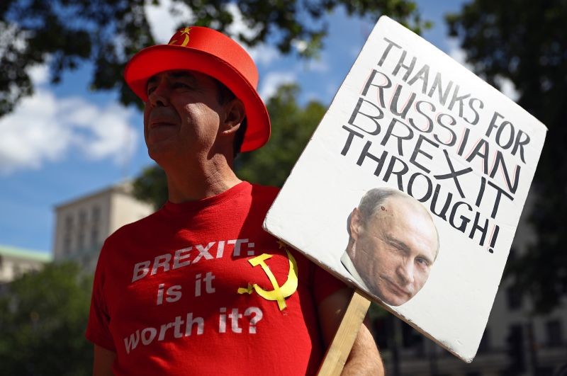 Anti-Brexit demonstrator Steve Bray holds a placard as he protests outside Downing Street in London, Britain on July 21. (REUTERS Photo)