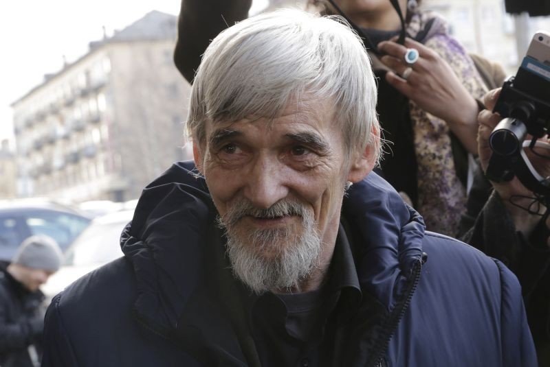 Historian Yuri Dmitriev, who was on trial on charges of involving his adopted daughter in child pornography, of illegally possessing components of a firearm, and of depravity involving a minor, speaks with people after a hearing outside a court building in Petrozavodsk, Russia on April 5, 2018. (REUTERS File Photo)