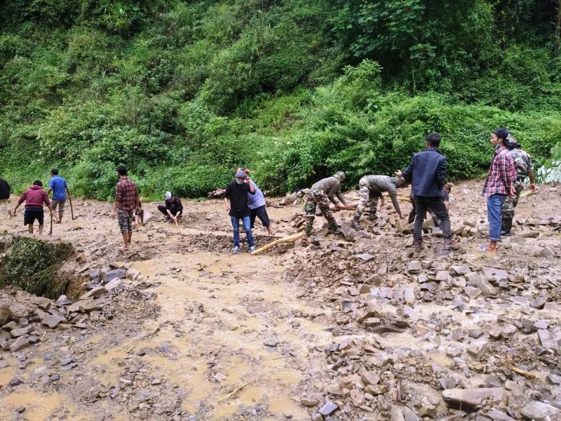 Shamatore Battalion of Assam Rifles under the aegis of HQ IGAR (North) assisted civil administration in restoring Noklak - Tuensang road link, disrupted by landslide on July 28. The road being the only lifeline used by residents from the two towns required urgent clearance to facilitate movement of essential supplies. The joint effort of troops of Assam Rifles and local residents in the restoration effort speaks volumes of the need to work hand-in-hand for common good. (Photo Courtesy: HQ IGAR-North)