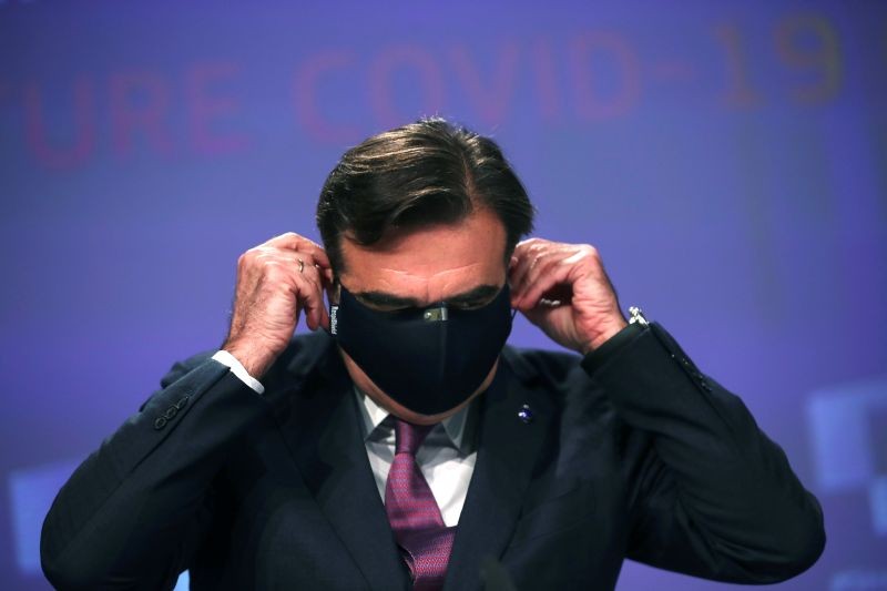 European Commission Vice-President Margaritis Schinas puts his protective mask on after addressing a media conference on preparedness for possible future outbreaks of the coronavirus disease (COVID-19), at EU headquarters in Brussels, Belgium on July 15, 2020. (REUTERS Photo)