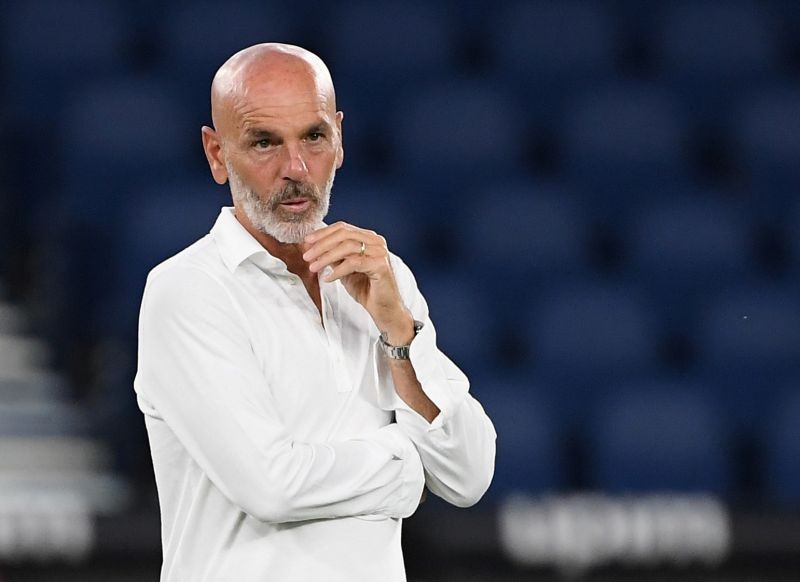AC Milan coach Stefano Pioli before the match, as play resumes behind closed doors following the outbreak of the coronavirus disease (COVID-19) REUTERS/Alberto Lingria/File photo