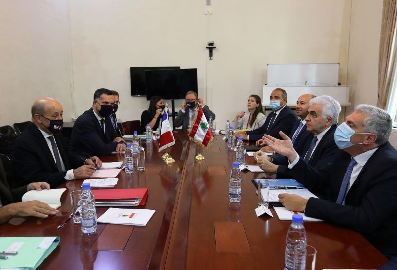 French Foreign Affair Minister Jean-Yves Le Drian wears a face mask to prevent the spread of the coronavirus disease (COVID-19) as he meets with Lebanon's Foreign Minister Nassif Hitti at the Ministry of Foreign Affairs in Beirut, Lebanon on July 23, 2020. (REUTERS Photo)