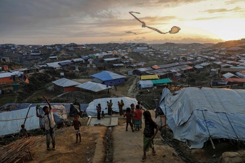 Rohingya refugee children fly improvised kites at the Kutupalong refugee camp near Cox's Bazar, Bangladesh on December 10, 2017. (REUTERS File Photo)