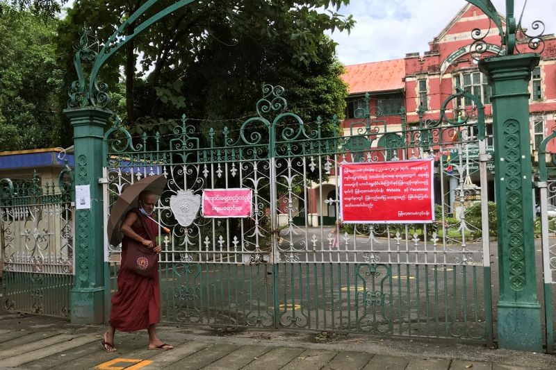 A Buddhist monk walks past a closed school amid the outbreak of the coronavirus disease (COVID-19), in Yangon on August 27, 2020. (REUTERS Photo)