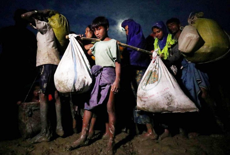 Rohingya refugees continue their journey after crossing the Myanmar-Bangladesh border in Palong Khali, Bangladesh. (REUTERS File Photo)
