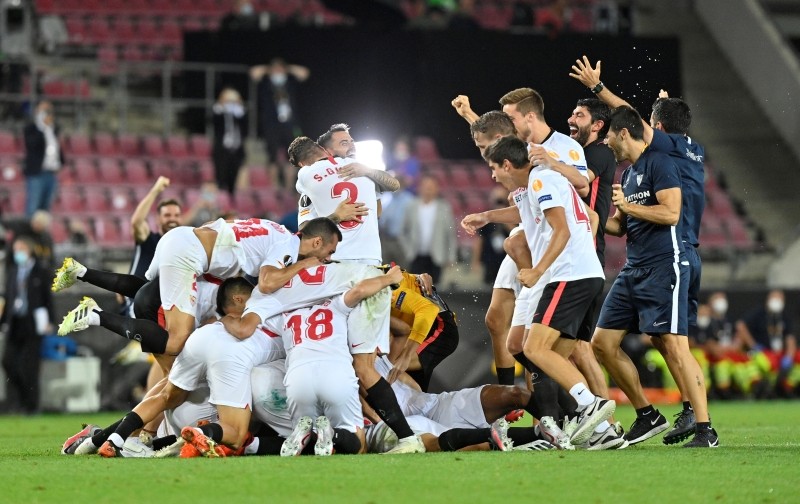 Soccer Football - Europa League - Final - Sevilla v Inter Milan - RheinEnergieStadion, Cologne, Germany - August 21, 2020 Sevilla players celebrate winning the Europa League Final, as play resumes behind closed doors following the outbreak of the coronavirus disease (COVID-19) Martin Meissner/Pool via REUTERS