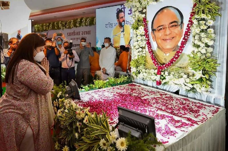 Sonali Jaitley, daughter of late Arun Jaitley, pays floral tribute to a portrait of her father and BJP leader on his first death anniversary, at BK Dutt colony in New Delhi, Monday, Aug. 24, 2020. (PTI Photo/Kamal Singh)
