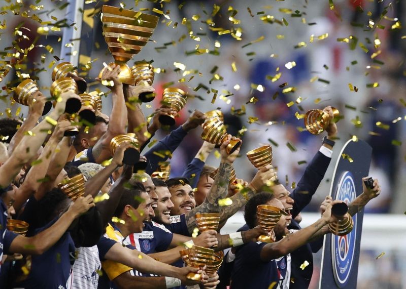 Paris St Germain players celebrate with the trophy after winning the Coupe de la Ligue, following the outbreak of the coronavirus disease (COVID-19) REUTERS/Christian Hartmann