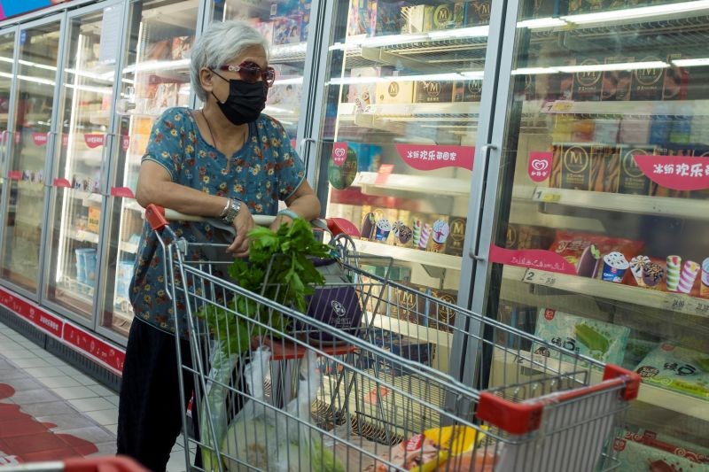 A woman looks at frozen food products in a supermarket following an outbreak of the coronavirus disease (COVID-19) in Beijing, China on  August 13, 2020. (REUTERS Photo)