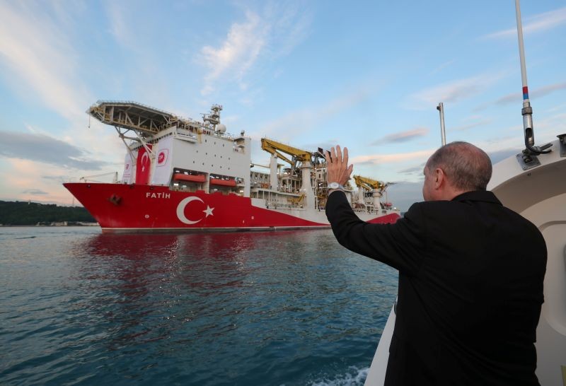 Turkish President Tayyip Erdogan waves as Turkey's drilling vessel Fatih departs for the Black Sea during a ceremony in Istanbul, Turkey on May 29, 2020. (REUTERS File Photo)