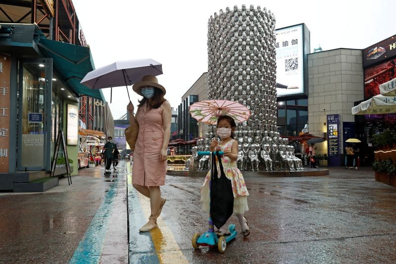 People wear protective face masks as they are seen in a shopping complex after an outbreak of the coronavirus disease (COVID-19) in Beijing, China on July 17, 2020. (REUTERS File Photo)