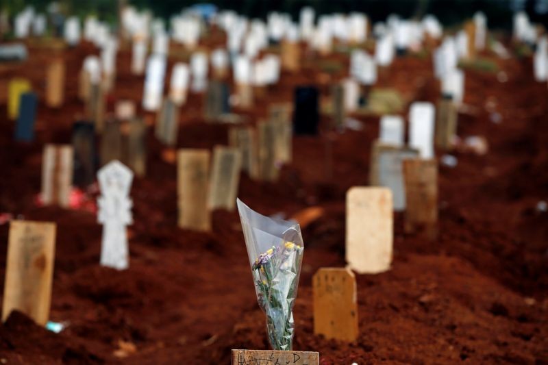 Flowers are placed on a grave at the Muslim burial area provided by the government for victims of the coronavirus disease (COVID-19) at Pondok Ranggon cemetery complex in Jakarta, Indonesia on August 5, 2020. (REUTERS  Photo)