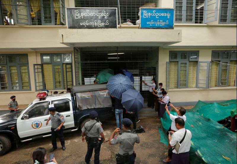 Burmese-Canadian preacher David Lah, who is accused of organising prayers in defiance of restrictions on gatherings imposed by the government during a lockdown due to the coronavirus disease (COVID-19) outbreak, arrives at a court in Yangon, Myanmar on August 6, 2020. (REUTERS Photo)