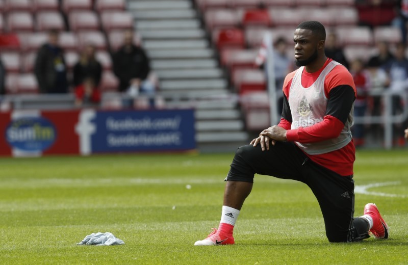 Sunderland's Victor Anichebe warms up before the match Reuters / Russell Cheyne Livepic/File Photo
