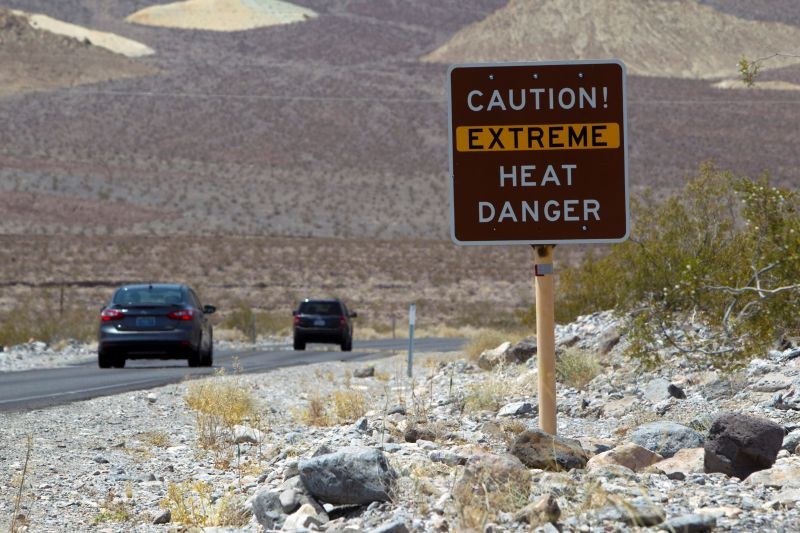 A sign warns of extreme heat as tourists enter Death Valley National Park in California on June 29, 2013. (REUTERS File Photo)