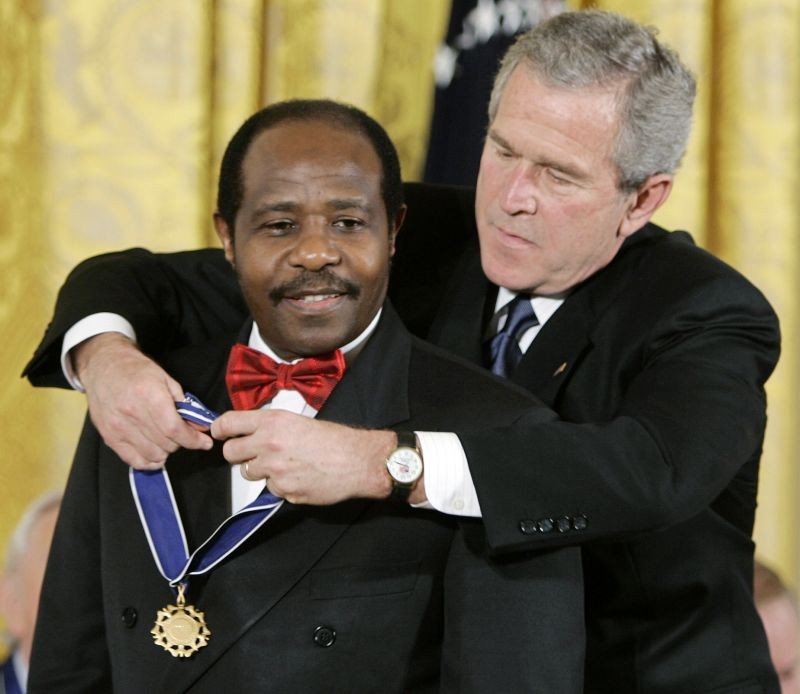 U.S. President George W. Bush (R) presents his Presidential Medal of Freedom to Paul Rusesabagina, who sheltered people at a hotel he managed during the 1994 Rwandan genocide, at a ceremony in the East Room of the White House in Washington on November 9, 2005. (REUTERS FIle Photo)