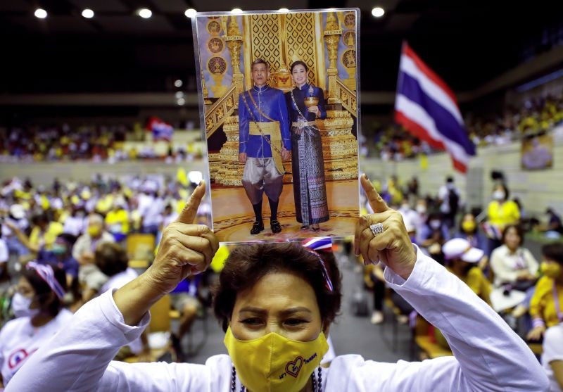 A person holds a picture of Thai King Maha Vajiralongkorn with Queen Suthida as members of Thai right-wing group "Thai Pakdee" (Loyal Thai) attend a rally in support of the government and the monarchy and in opposition to the recent anti-government protests, in Bangkok, Thailand on August 30, 2020. (REUTERS Photo)