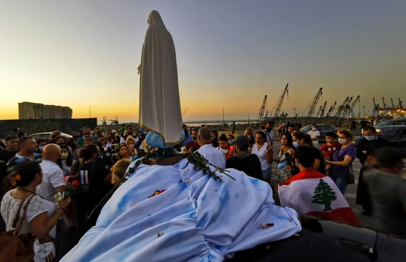 People attend a prayer near the site of a massive explosion in Beirut's port area, Lebanon on August 15, 2020. (REUTERS Photo)