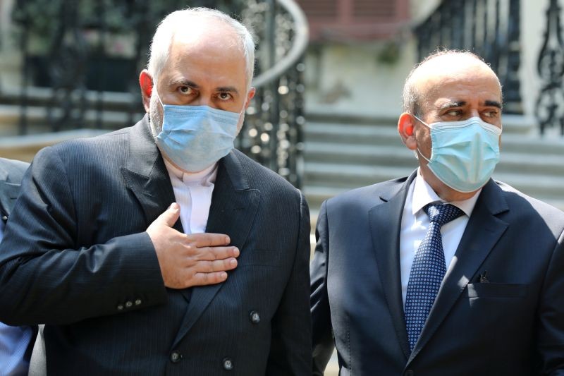 Iran's Foreign Minister Mohammad Javad Zarif and Lebanon's caretaker Foreign Minister Charbel Wehbe wear protective face masks as they stand at the Ministry of Foreign Affairs in Beirut, Lebanon on August 14, 2020. (REUTERS Photo)