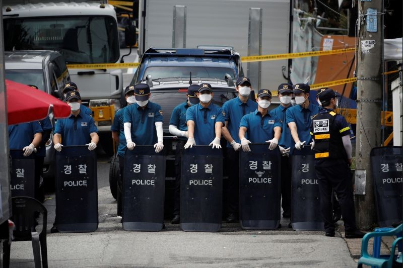 South Korean police stand guard near the Sarang Jeil Church, which has become a new cluster of coronavirus disease (COVID-19) infections, in Seoul, South Korea on August 21, 2020. (REUTERS Photo)