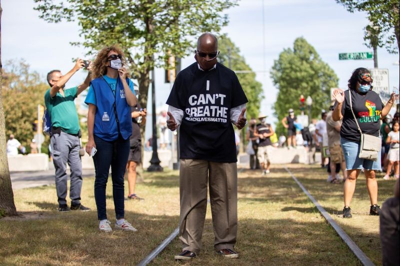 A man prays while speakers address the crowds gathered outside of the Kenosha County Courthouse, in Kenosha, Wisconsin, US on August 29, 2020. (REUTERS Photo)