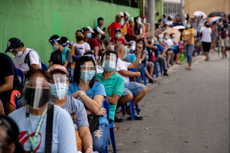 Filipinos queue for cash subsidy from the government amid the coronavirus disease (COVID-19) outbreak, in Batasan Hills, Quezon City, Metro Manila, Philippines on August 27, 2020. (REUTERS File Photo)