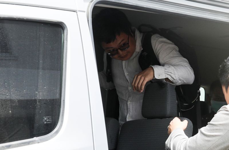 Anon Nampa, one of the leaders of recent anti-government protests gets in apolice vehicle after he was arrested, at the Khlong Luang Police Station, Khlong Luang District, in Pathum Thani, near Bangkok, Thailand on August 25, 2020. (REUTERS Photo)