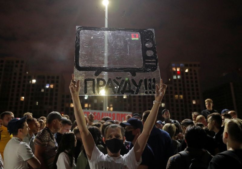 People take part in a rally to protest against presidential election results and demand from state-run media objective reporting on the situation in the country, outside the building of Belarusian National State TV and Radio Company in Minsk, Belarus on August 15, 2020. The writing reads: "The truth!!!". (REUTERS photo)