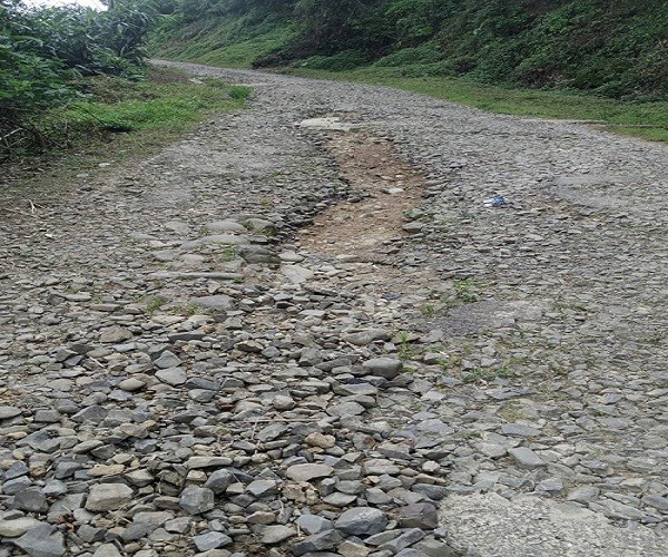 A section of the Mon-Longwa road.
