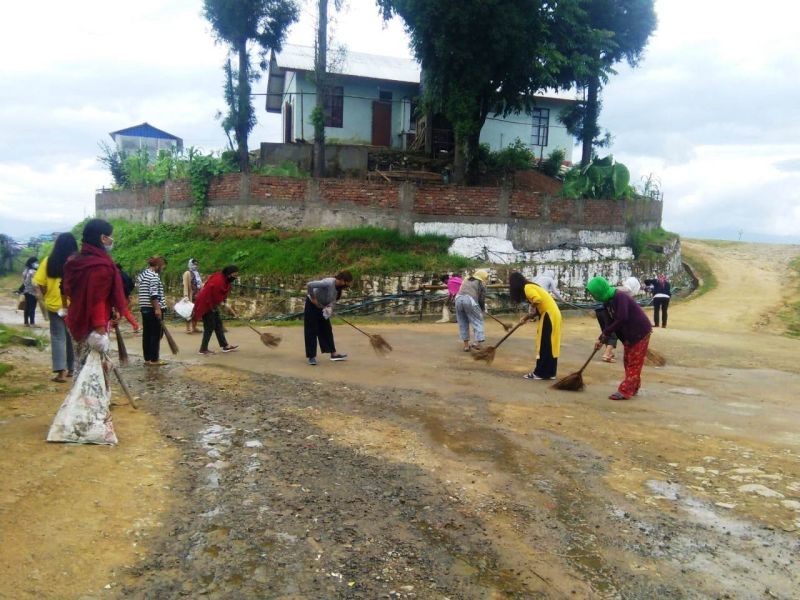 Rekheangberü SHG members taking part in a mass social work organized on account of Medumneo Festival in Shamator. (DIPR Photo)