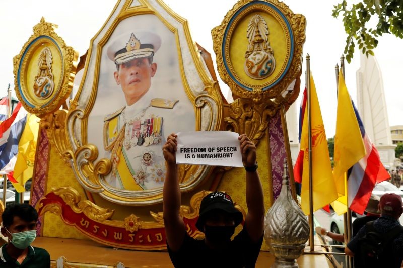 Pro-democracy protesters walk past a picture of Thai King Maha Vajiralongkorn during a rally to demand the government to resign, to dissolve the parliament and to hold new elections under a revised constitution, near the Democracy Monument in Bangkok, Thailand on August 16. (REUTERS Photo)