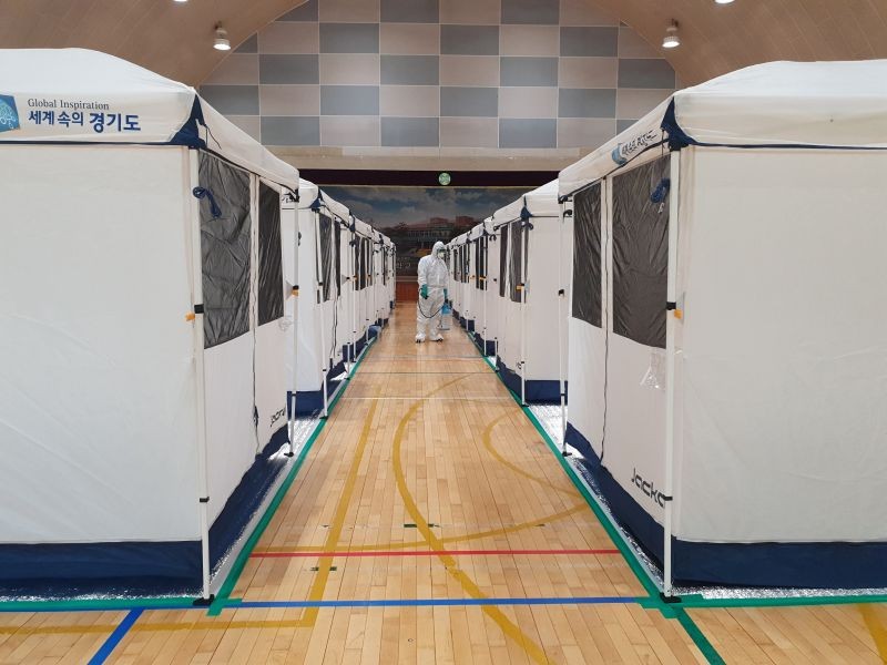 A health worker sanitizes the floor of a makeshift shelter for flood sufferers at a gym in Ansung, South Korea on August 5, 2020. (REUTERS Photo)