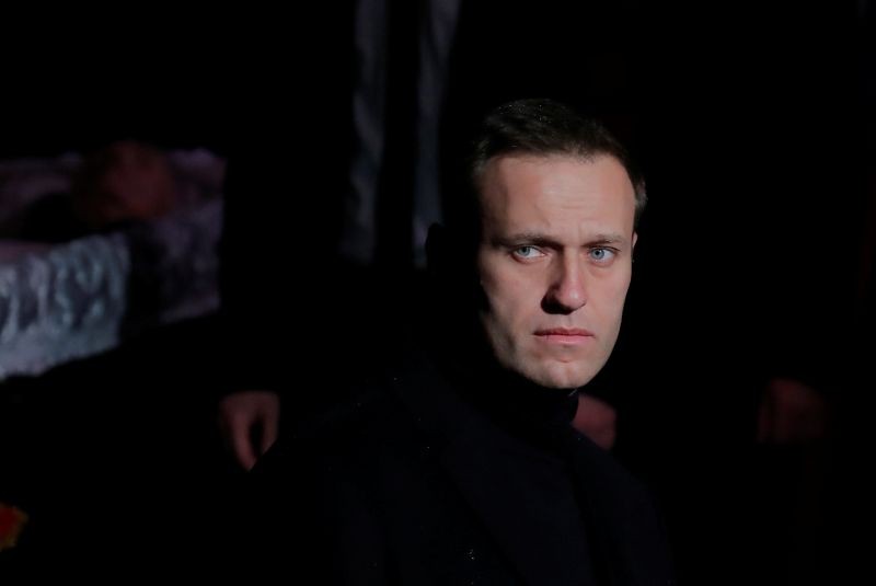 Russian opposition leader Alexei Navalny pays respect to founder of Russia's oldest human rights group and Sakharov Prize winner Lyudmila Alexeyeva in Moscow, Russia on December 11, 2018. (REUTERS File Photo)